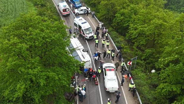 Sinop'ta öğrencileri taşıyan tur otobüsü otomobille çarpışarak devrildi: 2'si ağır 18 yaralı
