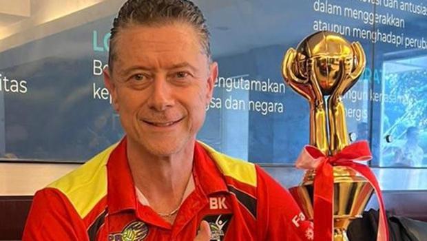 Voleybolda Türk başantrenör Bülent Karslıoğlu'nun Endonezya'da şampiyonluk sevinci