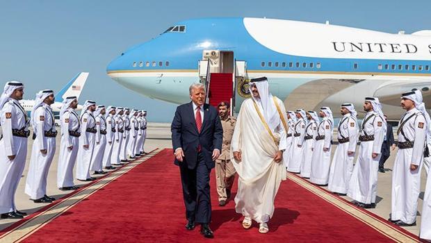 Demokratlardan Katar'ın Trump'a hediye ettiği lüks jete karşı yasa teklifi