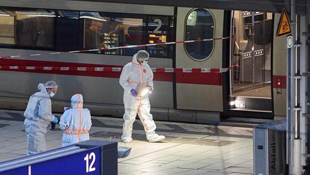 Almanya dehşeti yaşadı: Tren istasyonunda bıçaklı saldırı