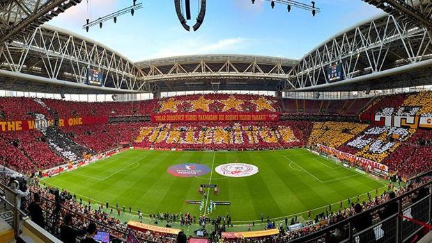 Galatasaray tribünlerinden Jose Mourinho'ya ve Fenerbahçe'ye göndermeli koreografi!