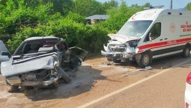 Feci kaza! Ambulans ile otomobil çarpıştı: 1 ölü, 3 yaralı