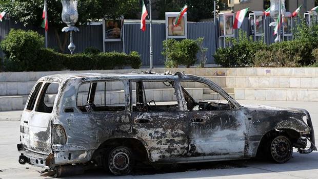 İsrail’in saldırısında hedef alınan ambulans Tahran’da sergileniyor