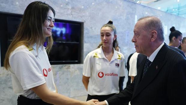 Cumhurbaşkanı Erdoğan, A Milli Kadın Voleybol Takımı ile bir araya geldi!