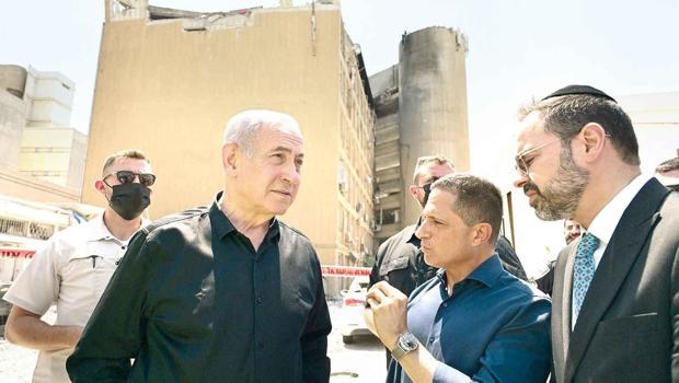 Dünya diken üstünde Netanyahu’nun derdi oğlunun düğünü