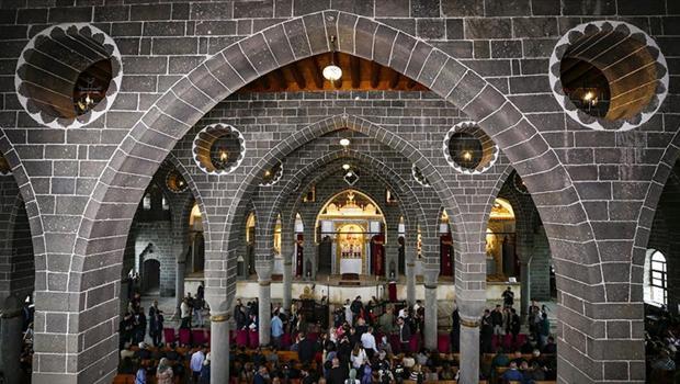 Ermenistan'da kiliseye polis baskını: Darbe soruşturması genişletildi