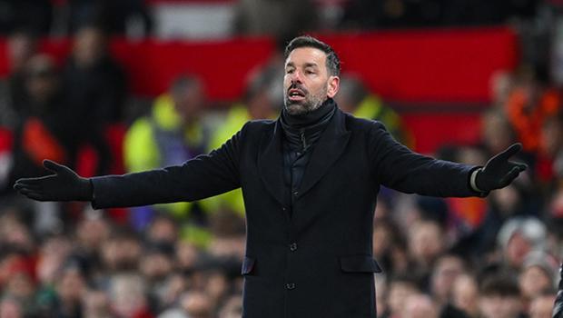 Leicester City, Ruud van Nistelrooy'la yollarını ayırdı