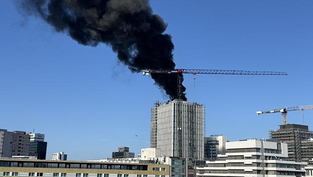 Berlin'de korkutan yangın: Gökdelen alevler içinde kaldı... Peş peşe güçlü patlamalar