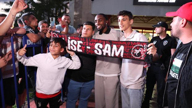 Samsunspor'un yeni transferi Antoine Makoumbou kente geldi!