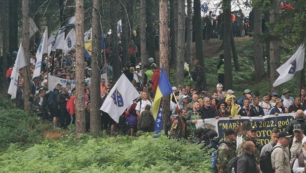 Bosna Hersek'te Srebrenitsa Soykırımı'nın kurbanları anıldı: Binlerce kişi Barış Yürüyüşü'ne katıldı
