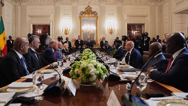 Trump'tan büyük gaf! Ana dili İngilizce olan ülke liderine sordu: Böyle konuşmayı nereden öğrendiniz?