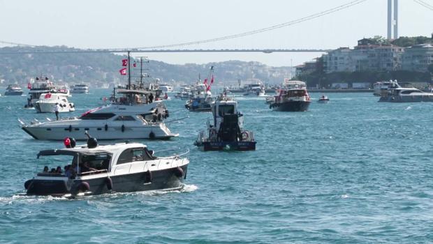 15 Temmuz şehitleri anısına 253 tekne Boğaz'dan geçti