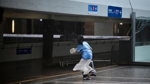 Çin'de Wipha tayfunu etkisini gösterdi: En yüksek seviye fırtına uyarısı