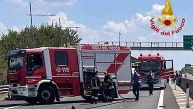 Küçük uçak otoyola düştü: 2 ölü