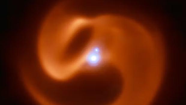 NASA ölmekte olan yıldızların ölüm dansını fotoğrafladı
