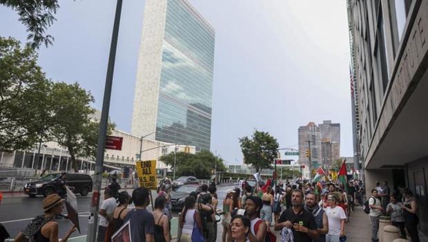BM Genel Merkezi önünde protesto: Gazze'de açlığa son verin
