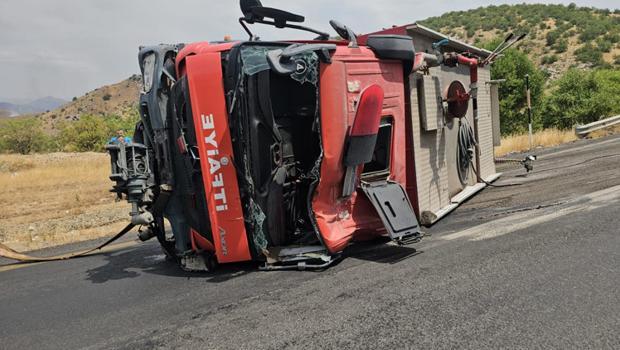 Diyarbakır'da yangına giden itfaiye aracı devrildi