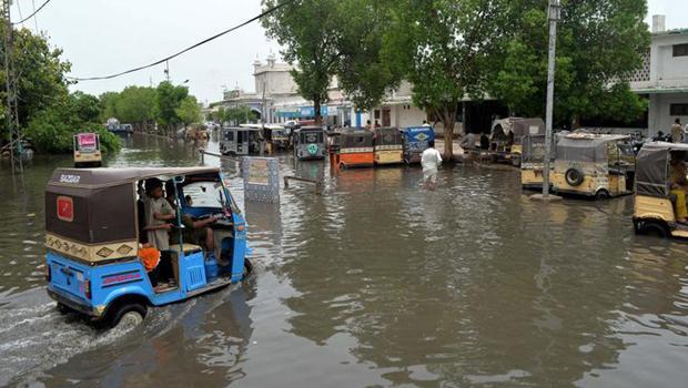Pakistan'da muson yağmurları 299 kişinin ölümüne yol açtı