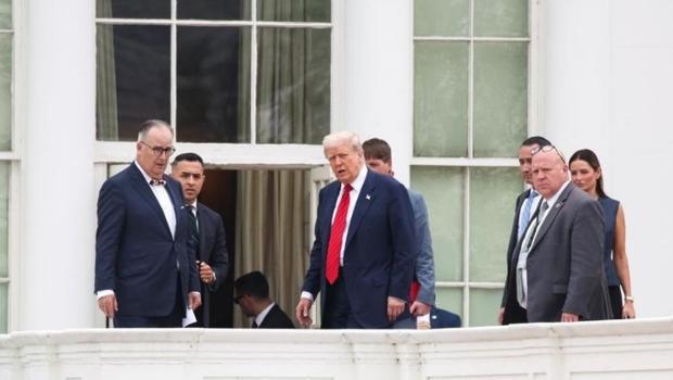Trump'tan gazetecileri şaşırtan hareket… Beyaz Saray'ın çatısından nükleer füze mesajı