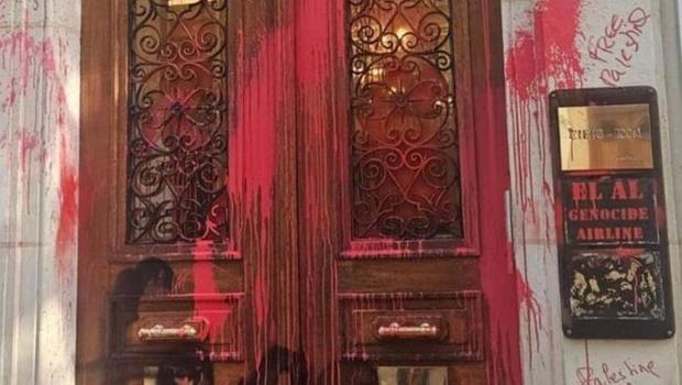 Boyalı protesto İsrail şirketine ofis kapattırdı: Soykırım Hava Yolları