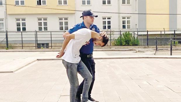 Polise direndi parmağını ısırıp kopardı