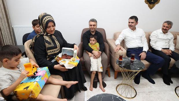 Bakan Kurum'dan depremzede aileye ziyaret