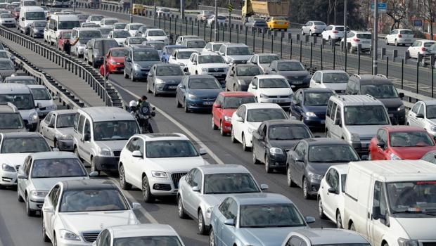İstanbulda avtomobil sayı 4 milyonu ötüb, tıxac problemləri artır