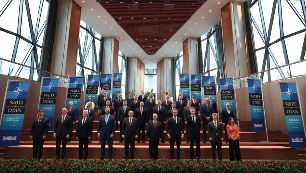 Yaşar Güler NATO müdafiə nazirlərini yeni hərbi kompleksdə qarşıladı