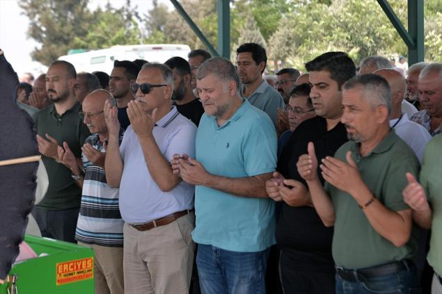 İzmirde elektrik akımına kapılarak ölen Özge Ceren Denize acı veda Bu olay, kendini göstere göstere gelmiş