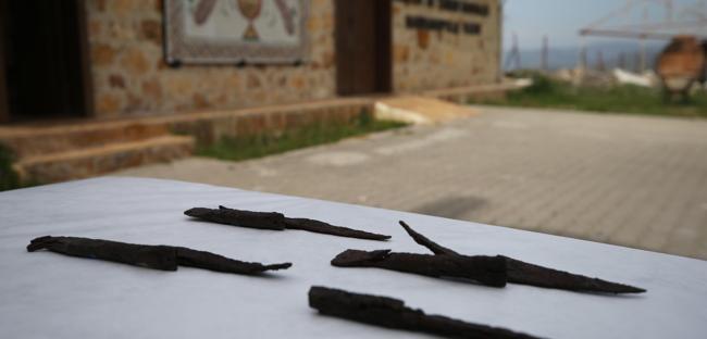 1,500-year-old knife set unearthed