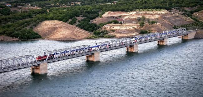 Türkiyes longest railway bridge marks 40 years