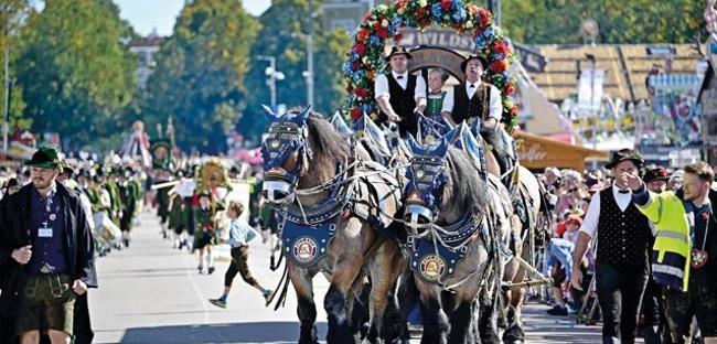 Munich’s Oktoberfest roars to life
