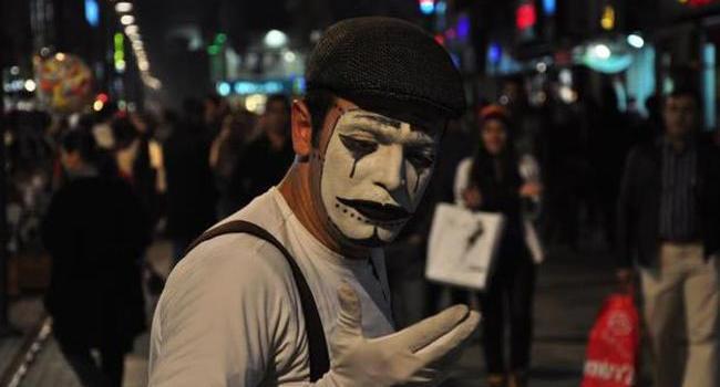 İzmir street performer fined for ‘being too noisy’