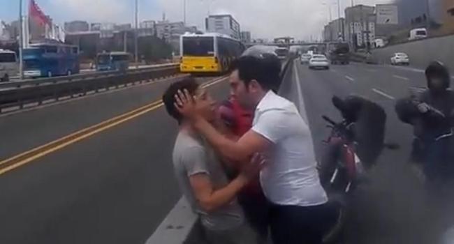 Man soothes angry driver after crash in extraordinary scene in Istanbul