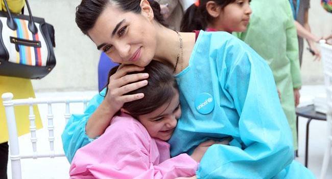 Turkish star Büyüküstün visits Syrian refugees at UNICEF event