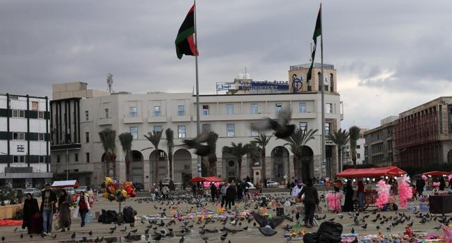 Libyas Haftar launches attack, tests peace summit