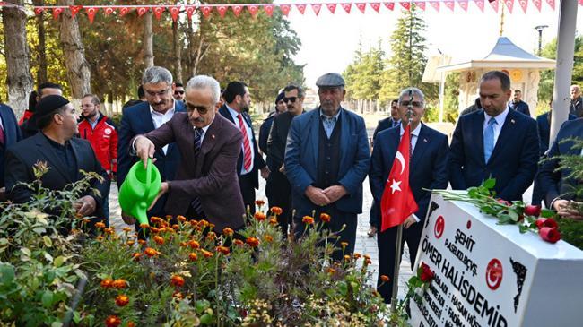 Bakan Uraloğlu 15 Temmuz kahramanı şehit Ömer Halisdemir’in kabrini ziyaret etti | Ekonomi Haberleri