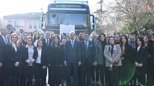 Bakan Uraloğlu kadın tır şoförleri ile bir araya geldi  | Genel Haberler