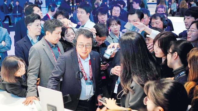 Dünyanın en büyük teknoloji şovu Barcelona’da başladı... Yapay zekâ fuarı ele geçirdi | Ekonomi Haberleri