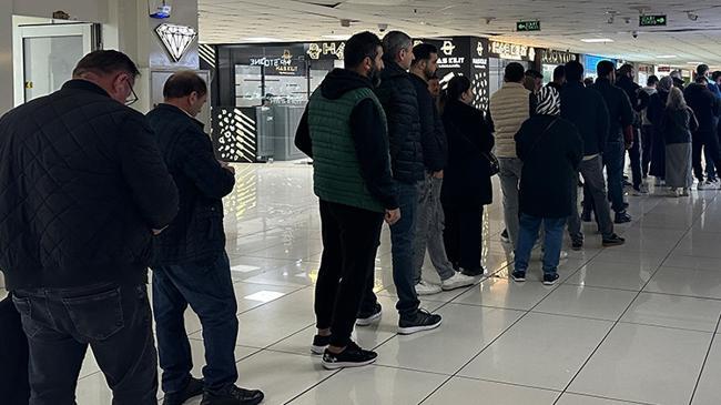 Vatandaşlar kuyumculara akın etti... İstanbul'da altın kuyrukları! | Genel Haberler