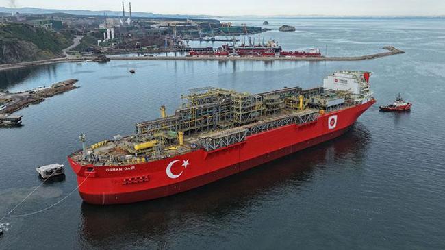 Enerji ve Tabii Kaynaklar Bakanlığı, Türkiye nin ilk yüzer üretim platformu Osman Gazi nin 2026 yılının ortasında görev yapmaya başlayacağını ve Karadeniz deki doğal gaz üretimini 2 katına çıkaracağını duyurdu.
