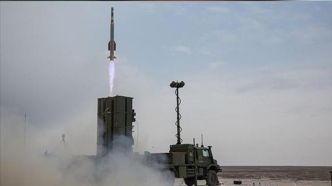 ASELSAN, NATO’nun modüler hava savunma sistemleri için yürüttüğü konsept çalışmasında Raytheon, Airbus ve Lockheed Martin gibi devlerle birlikte yer aldı. Türkiye’nin savunma teknolojilerindeki yetkinliğini küresel arenada tescilleyen bu iş birliği, NATO’nun gelecekteki hava savunma mimarisine yön verecek.