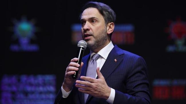 Enerji ve maden alanlarında yatırımların önünü açacak düzenlemelere ilişkin konuşan Enerji ve Tabi Kaynaklar Bakanı Alparslan Bayraktar, “ÇED, orman izinleri, imar izinleri gibi uzun ve karmaşık bürokratik işlemlerin daha kısa sürede tamamlanmasını sağlayacak yeni bir mekanizma devreye girecek. Böylece 48 ayı bulabilen izin süreçleri 18 aya kadar düşürülebilecek” dedi.