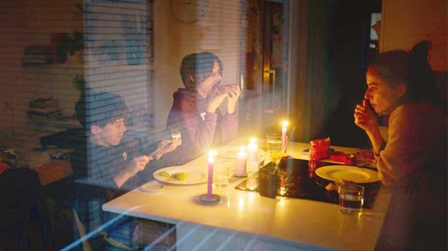 Elektrik olmadan dünya dönmez! Avrupa’yı karanlığa gömen kesintinin mesajı net: Önce enerji arz güvenliği | Ekonomi Haberleri
