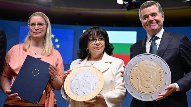 Onay çıktı! Bir ülke daha Euro'ya geçiyor | Ekonomi Haberleri