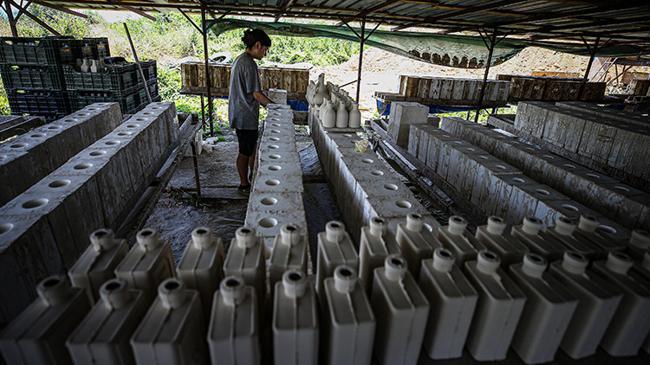 Babasından öğrendiği mesleğe ömrünü adadı! Çamurdan dolar çıktı | Sektör Haberleri
