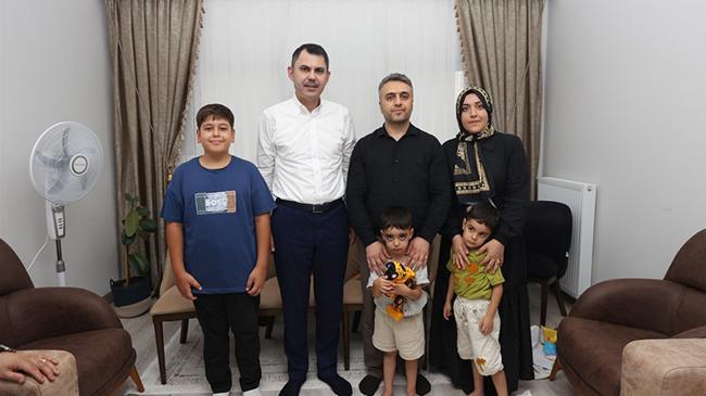 Bakan Kurum, Adıyaman'da yeni evlerine kavuşan depremzede aileye misafir oldu | Genel Haberler