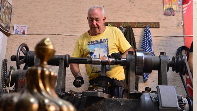 'Devlet sanatçısı' ünvanlı alem ustası, ata mesleğini 55 yıldır sürdürüyor