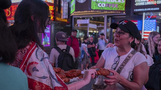 Türk simidi ve çayı, Times Meydanı'nda | Genel Haberler