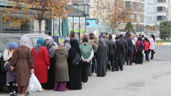 Fiyatı 40 TL'ye düştü, vatandaş metrelerce kuyruk oluşturdu! 'Çoluk çocuk yiyeceğiz' | Genel Haberler